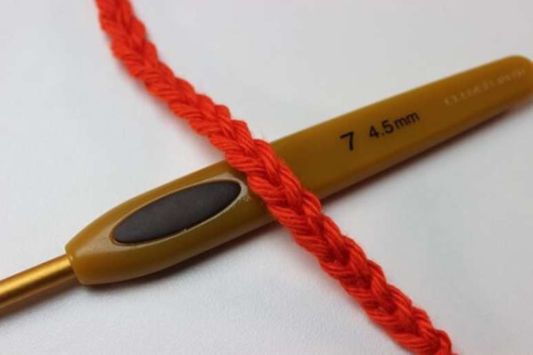 5. O ponto &ldquo;correntinha&rdquo; &eacute; um dos mais usados na confec&ccedil;&atilde;o de um amigurumi &ndash; Foto: Elian Silva