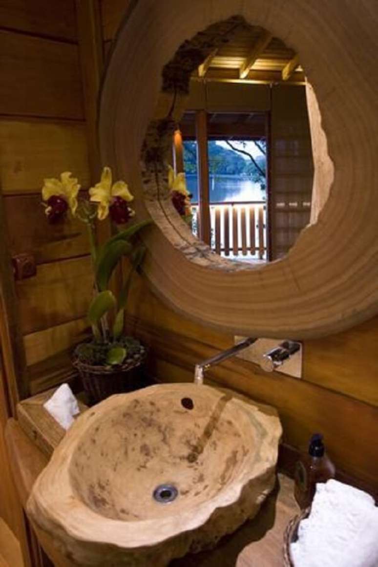 28. Decora&ccedil;&atilde;o r&uacute;stica para o banheiro da casa na &aacute;rvore. Fonte: Pinterest