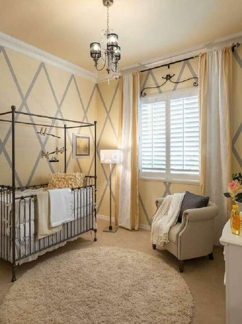 10. Decoração para quarto de bebê amarelo e cinza com berço de ferro – Foto: Deavita