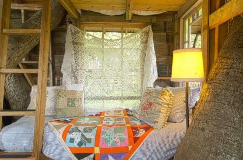 29. A colcha patchwork trouxe alegria para a decora&ccedil;&atilde;o da casa na &aacute;rvore. Fonte: Homedit
