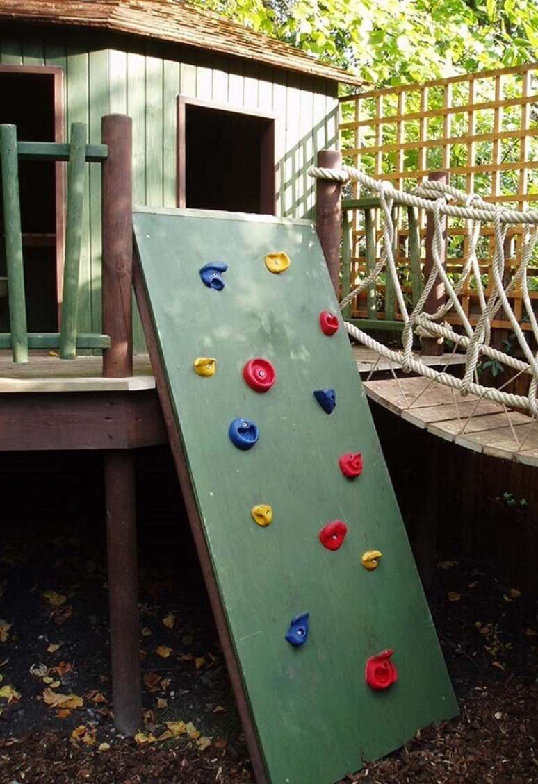 34. Paredão de escalada colorido dá acesso a entrada para a casa na árvore. Fonte: Pinterest