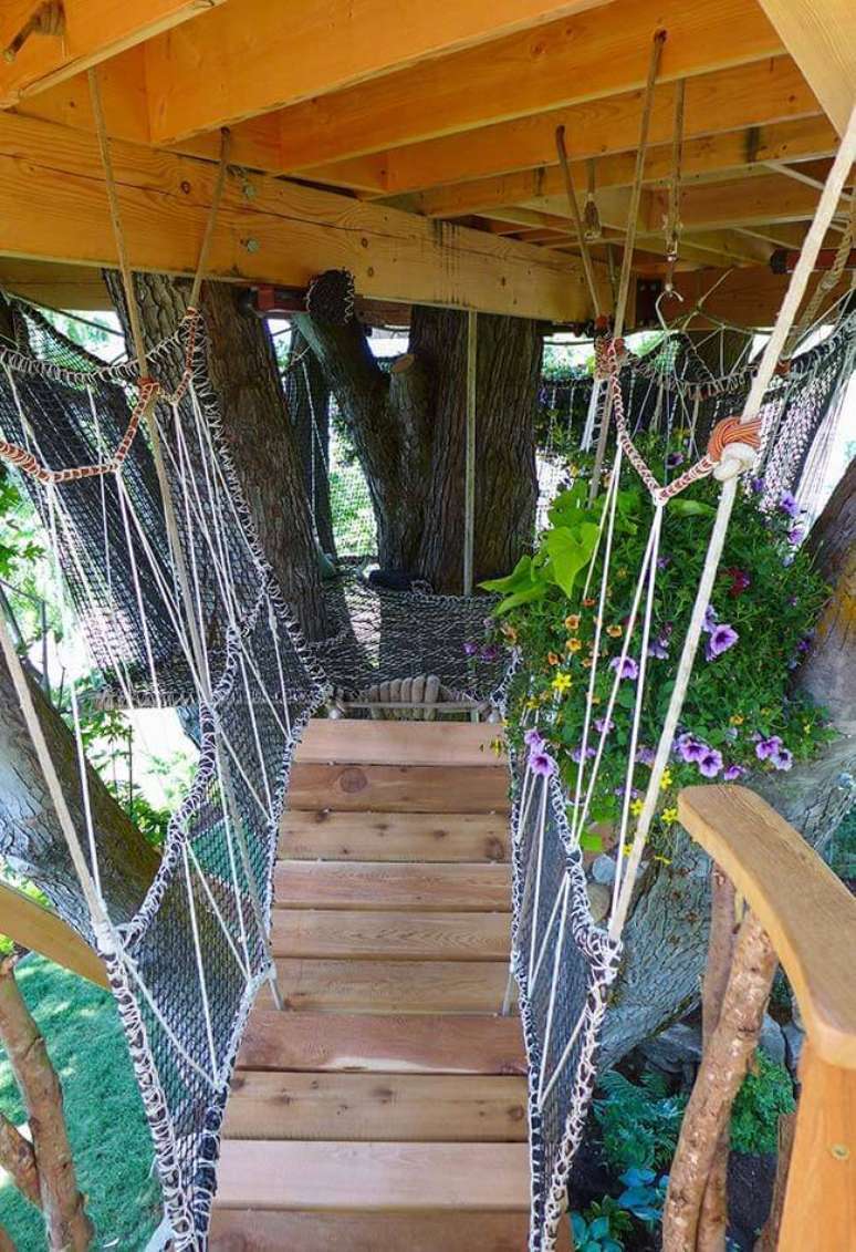 35. Aproveite o espa&ccedil;o embaixo da casa na &aacute;rvore para incluir uma ponte de madeira. Fonte: Pinterest