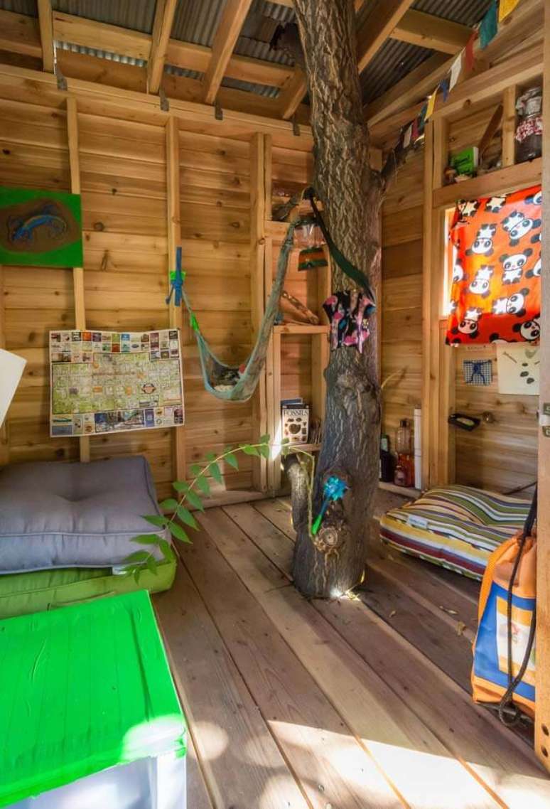 36. Decoração colorida e animada para a casa na árvore. Fonte: Pinterest