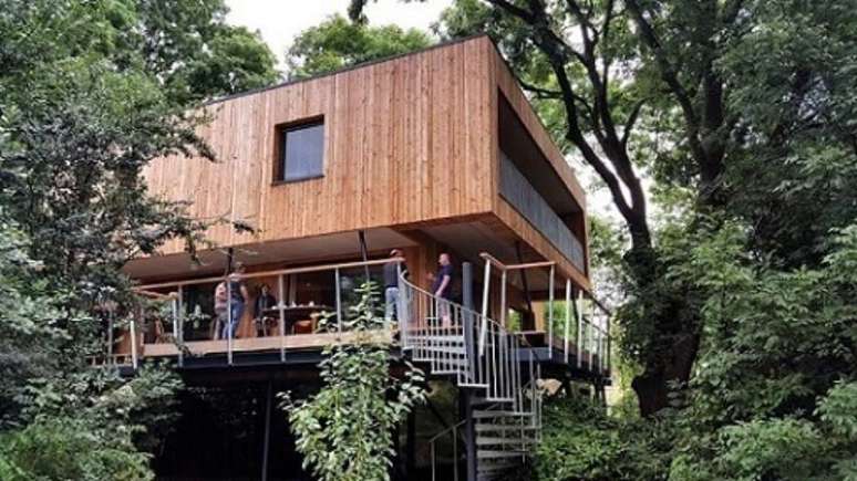 63. Casa da &aacute;rvore com fachada moderna. Fonte: Pinterest