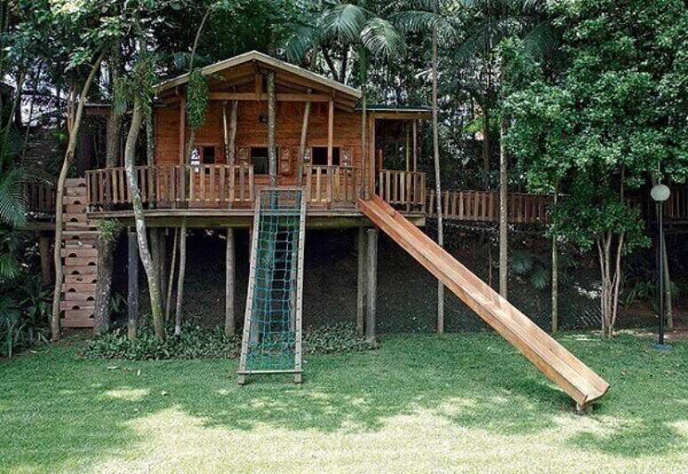 41. O pared&atilde;o de escalada e o escorregador trazem muita divers&atilde;o para a crian&ccedil;ada. Fonte: Pinterest