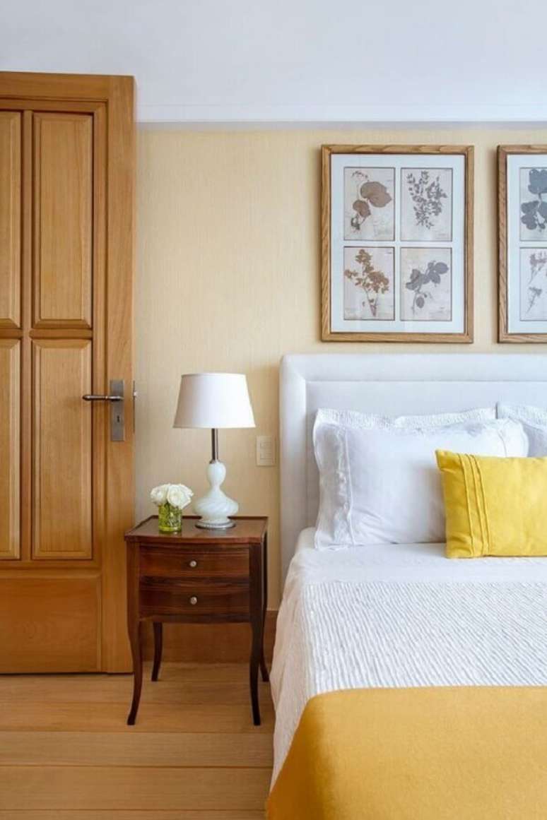 12. Decoração clássica para quarto amarelo e branco com criado mudo de madeira – Foto: Casa de Valentina