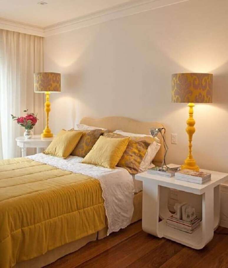 14. Decora&ccedil;&atilde;o com estilo cl&aacute;ssico para quarto amarelo e claro com grandes abajures &ndash; Foto: Webcomunica