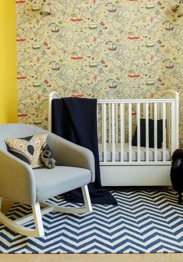 7. O azul marinho garante um toque mais sério na decoração do quarto de bebê amarelo – Foto: YellowHome
