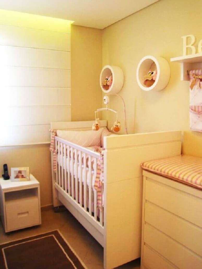 8. Decoração clean para quarto de bebê amarelo feminino – Foto: Pinterest