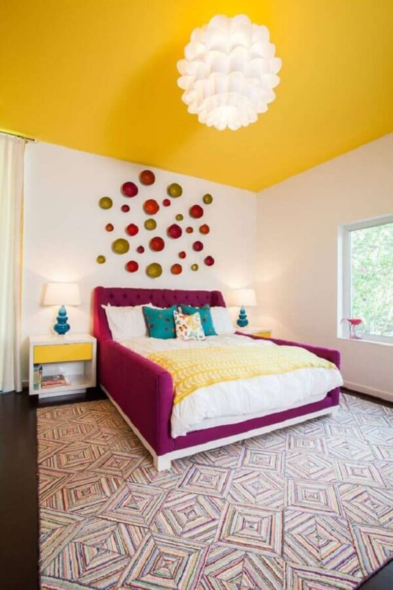 15. Fuja do tradicional e encontre novas formas de decoração seu quarto amarelo e branco – Foto: Houzz