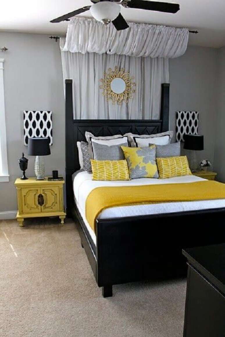 18. Quarto amarelo e cinza decorado com cama preta &ndash; Foto: Pinterest