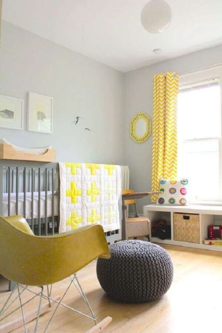 19. Decoração para quarto de bebê amarelo e cinza com puff redondo de crochê – Foto: SuperMomRocks