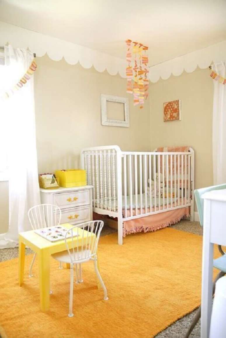 20. Decoração para quarto de bebê amarelo feminino – Foto: Pinterest