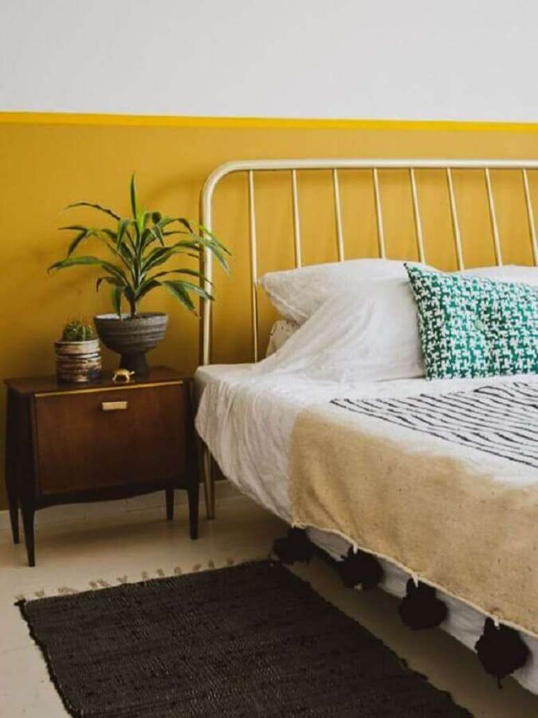 23. Decoração simples para quarto amarelo e branco com criado mudo de madeira – Foto: A Casa Delas