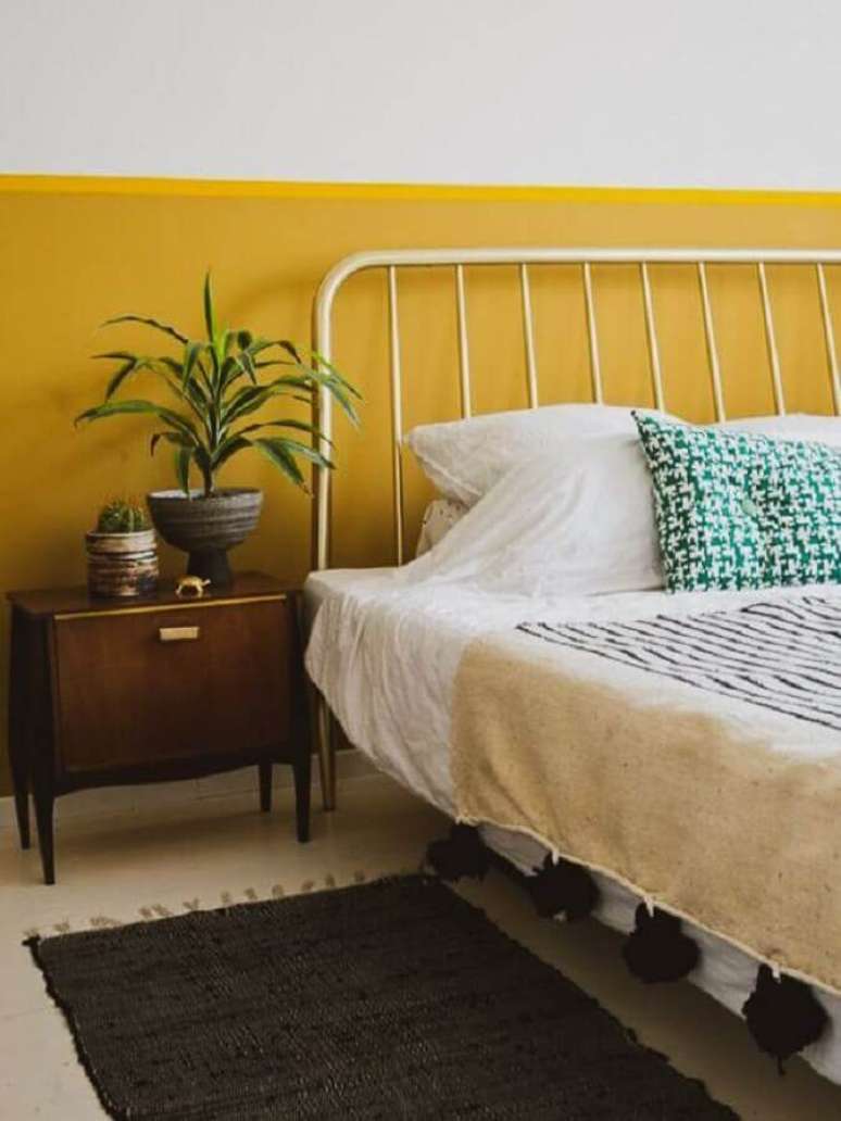 23. Decora&ccedil;&atilde;o simples para quarto amarelo e branco com criado mudo de madeira &ndash; Foto: A Casa Delas