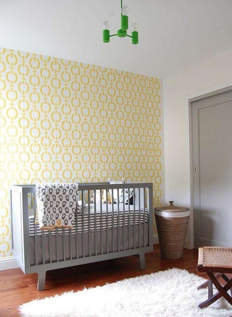 26. Papel de parede para decoração simples de quarto de bebê amarelo com berço cinza – Foto: Houzz