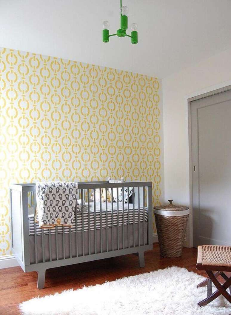 26. Papel de parede para decora&ccedil;&atilde;o simples de quarto de beb&ecirc; amarelo com ber&ccedil;o cinza &ndash; Foto: Houzz