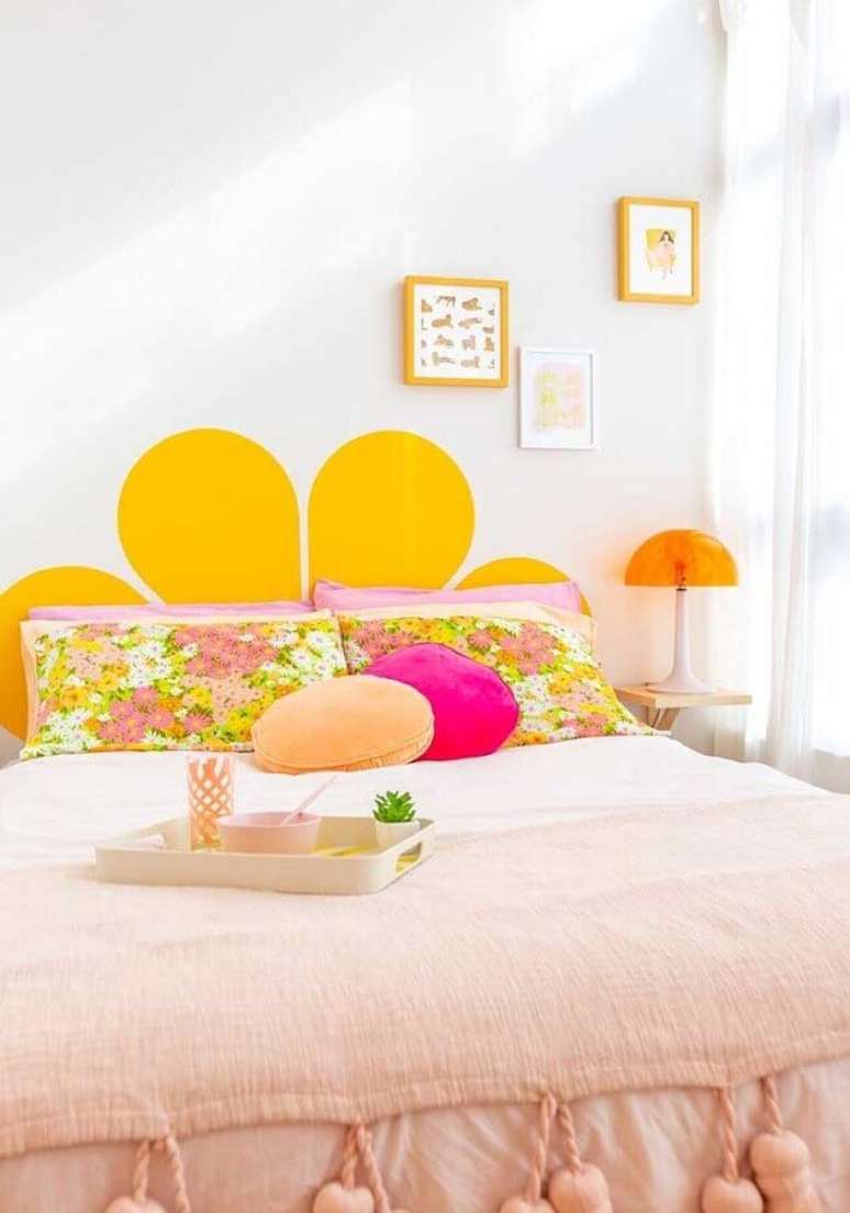 3. Não tenha medo de usar outras cores na decoração de quarto amarelo – Foto: Pinterest