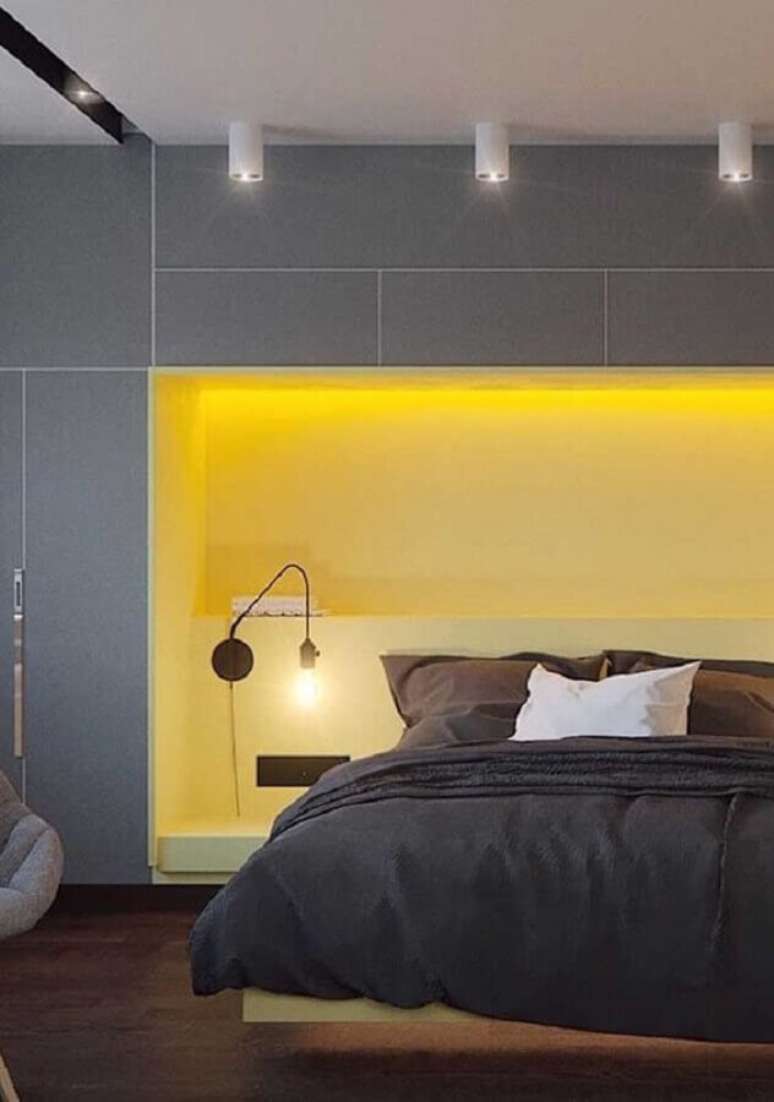 27. Decoração moderna para quarto amarelo e cinza planejado – Foto: Assetproject