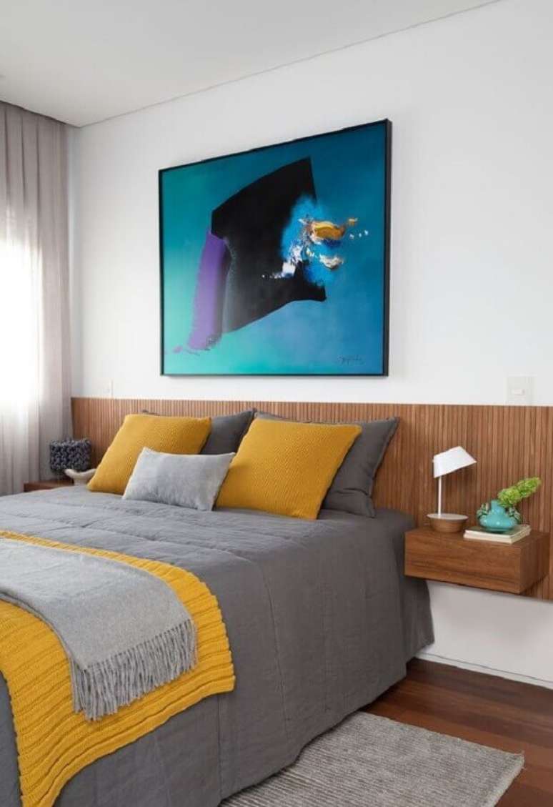 28. Decora&ccedil;&atilde;o de quarto amarelo e branco com cabeceira planejada de madeira &ndash; Foto: Casa de Valentina