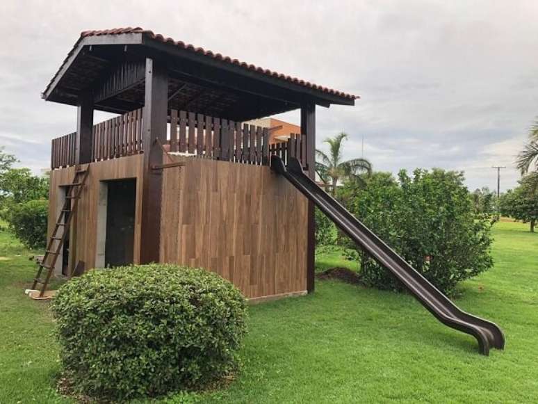 46. Modelo de casa na árvore simples com escorregador. Fonte: Pinterest