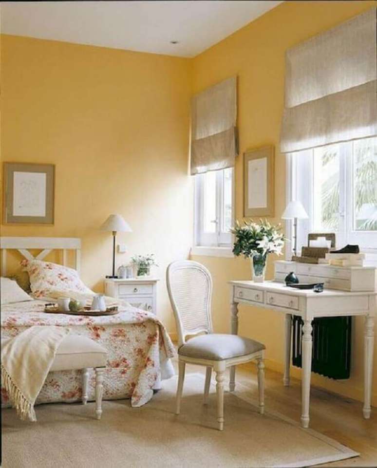 29. Decoração clássica para quarto amarelo e branco feminino – Foto: Homewil
