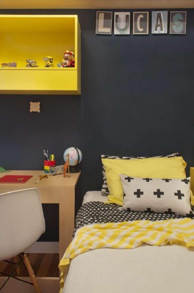 32. Decora&ccedil;&atilde;o simples para quarto amarelo e preto &ndash; Foto: Casa de Valentina