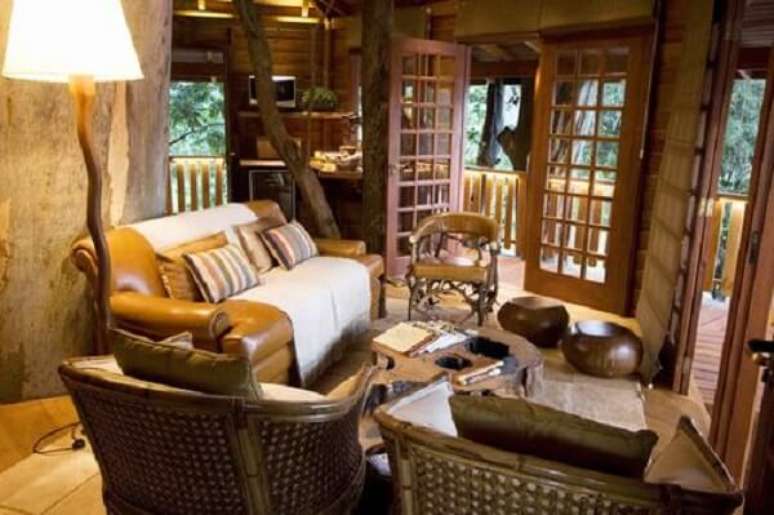 50. Decora&ccedil;&atilde;o r&uacute;stica com m&oacute;veis e objetos de madeira. Fonte: Pinterest