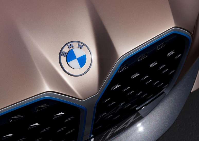 Novo logotipo da BMW, com linhas minimalistas, vai estrear primeiro nas ações de comunicação.