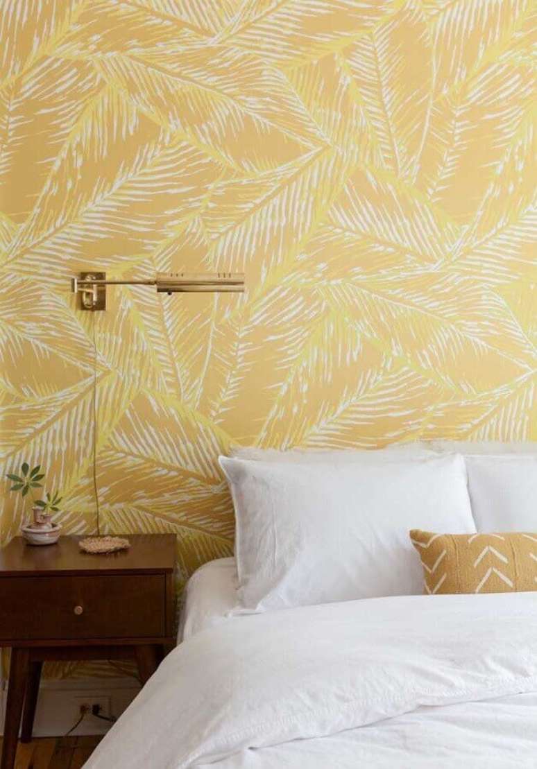 9. Papel de parede é uma ótima maneira de inserir tons de amarelo na decoração – Foto: Webcomunica