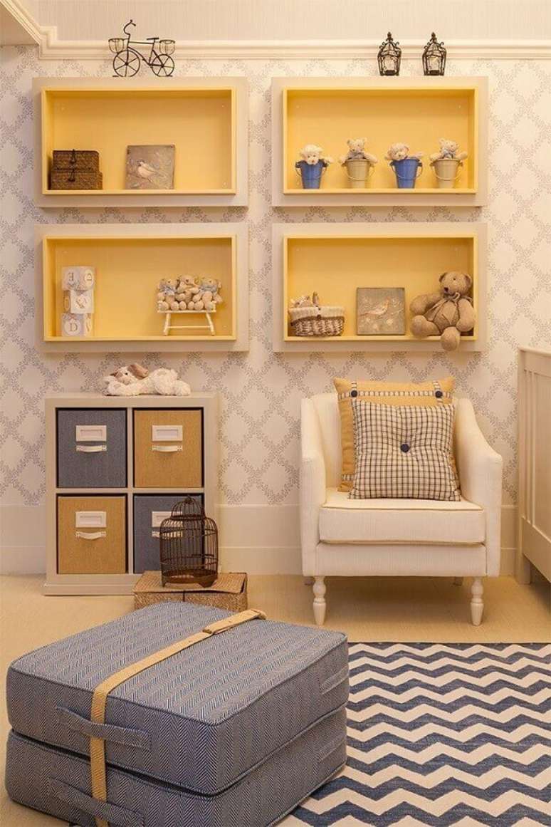 33. Nichos e papel de parede para decoração de quarto de bebê amarelo – Foto: Decoração de Casa