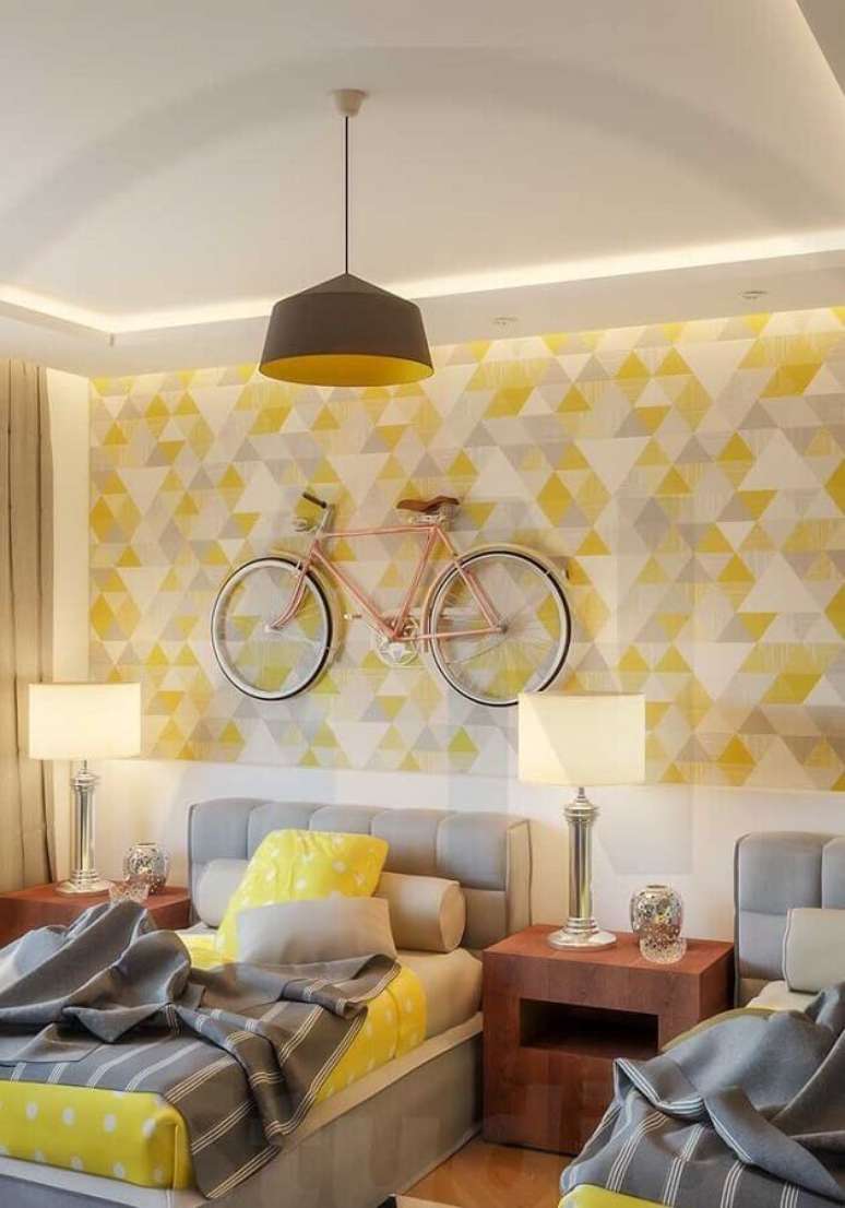 34. Decora&ccedil;&atilde;o moderna com papel de parede e cabeceira estofada para quarto amarelo e cinza &ndash; Foto: Webcomunica
