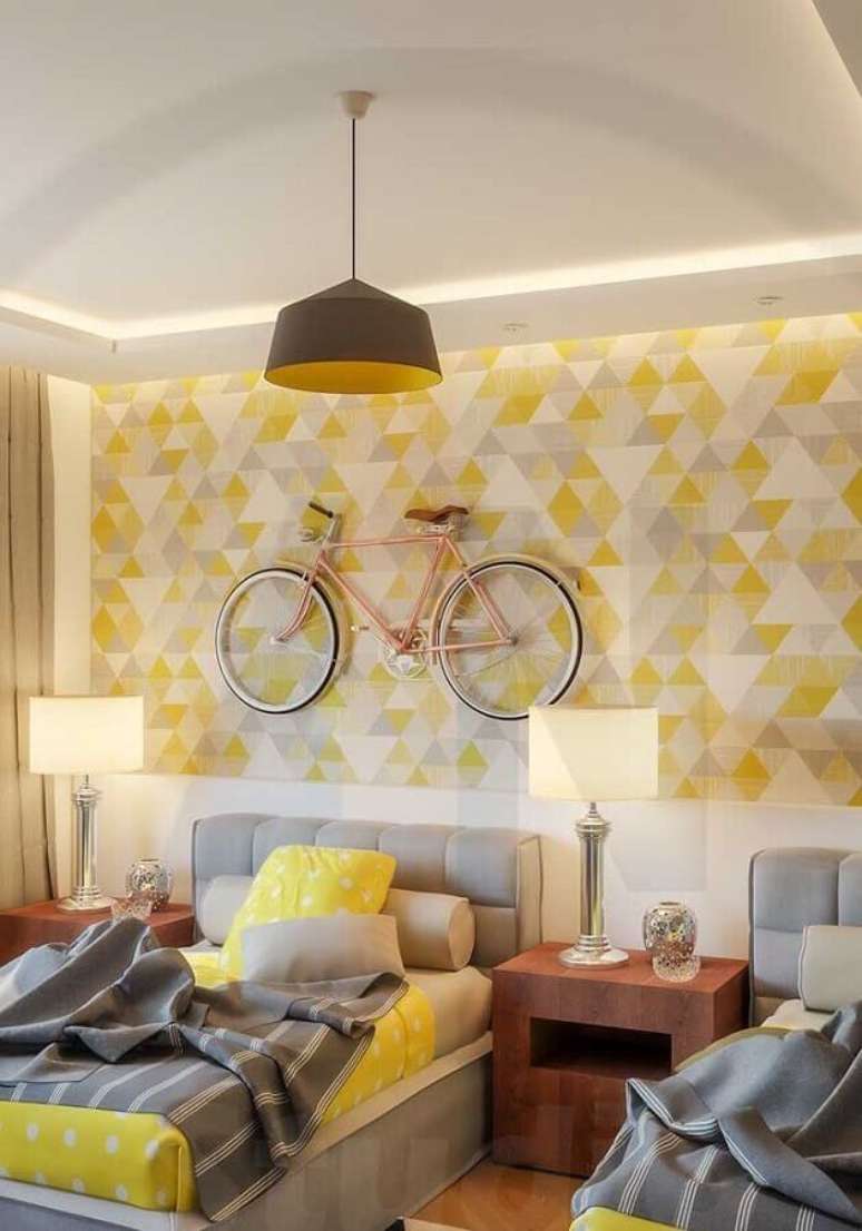 34. Decoração moderna com papel de parede e cabeceira estofada para quarto amarelo e cinza – Foto: Webcomunica