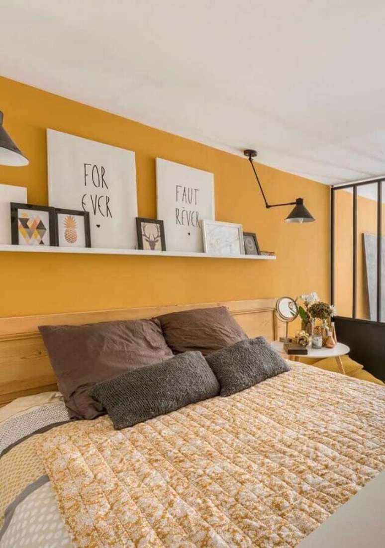 6. Decoração para quarto amarelo e branco com prateleira de apoio para quadros – Foto: Pinterest