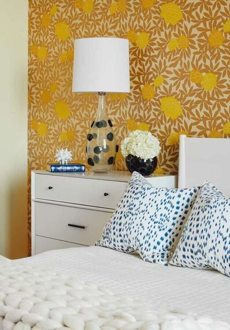 35. Papel de parede para decoração de quarto amarelo e branco – Foto: Webcomunica