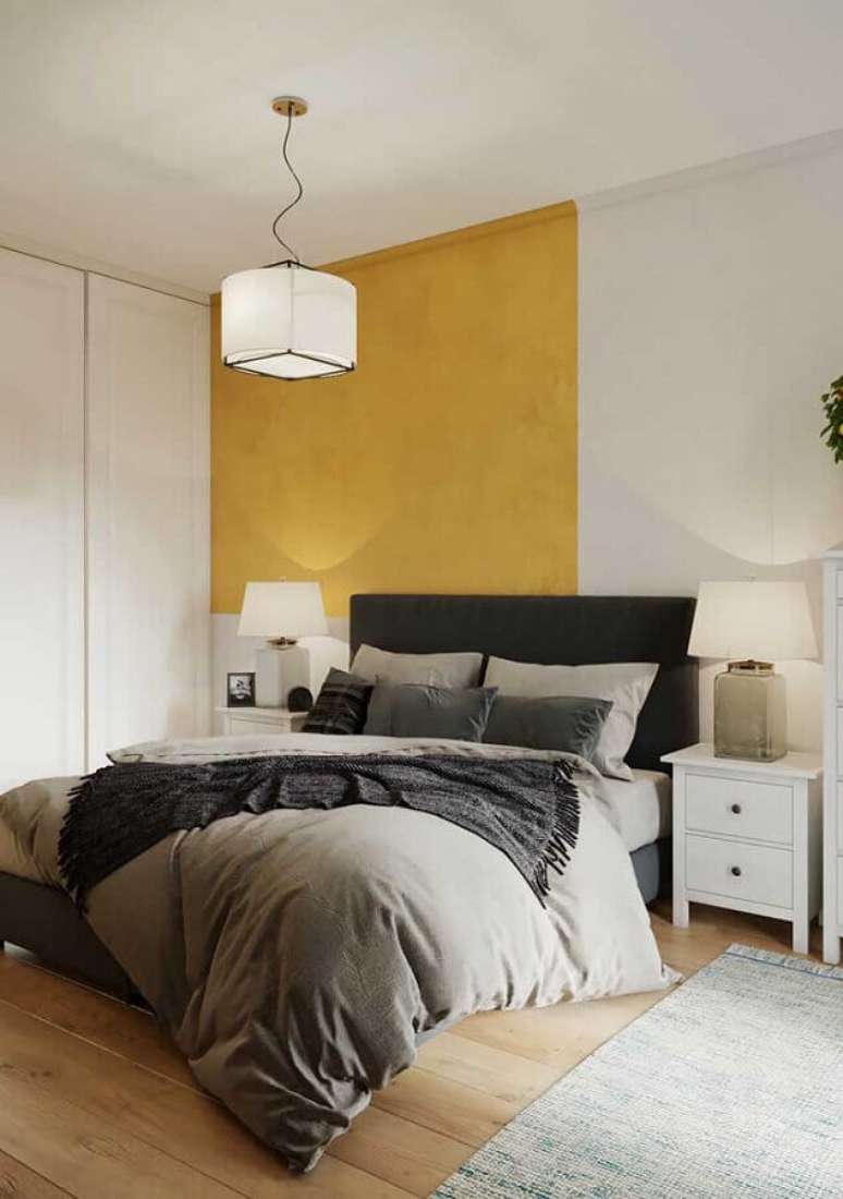 38. Decora&ccedil;&atilde;o de quarto amarelo e branco com cabeceira preta &ndash; Foto: Pinterest