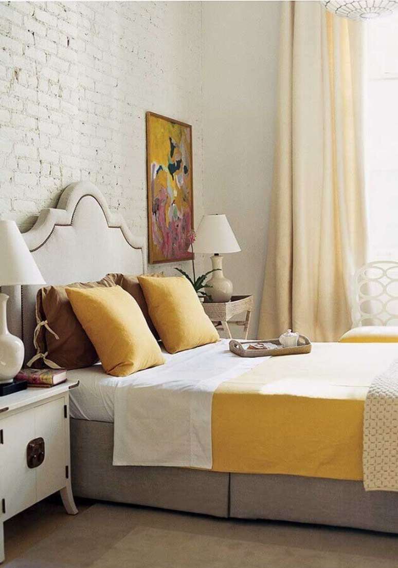 40. Quarto amarelo e branco decorado com parede de tijolinho pintada de branco – Foto: Pinterest