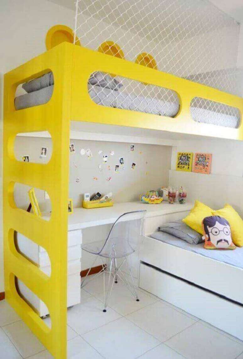 41. Decoração clean para quarto amarelo e branco planejado com duas camas e escrivaninha – Foto: Pinterest
