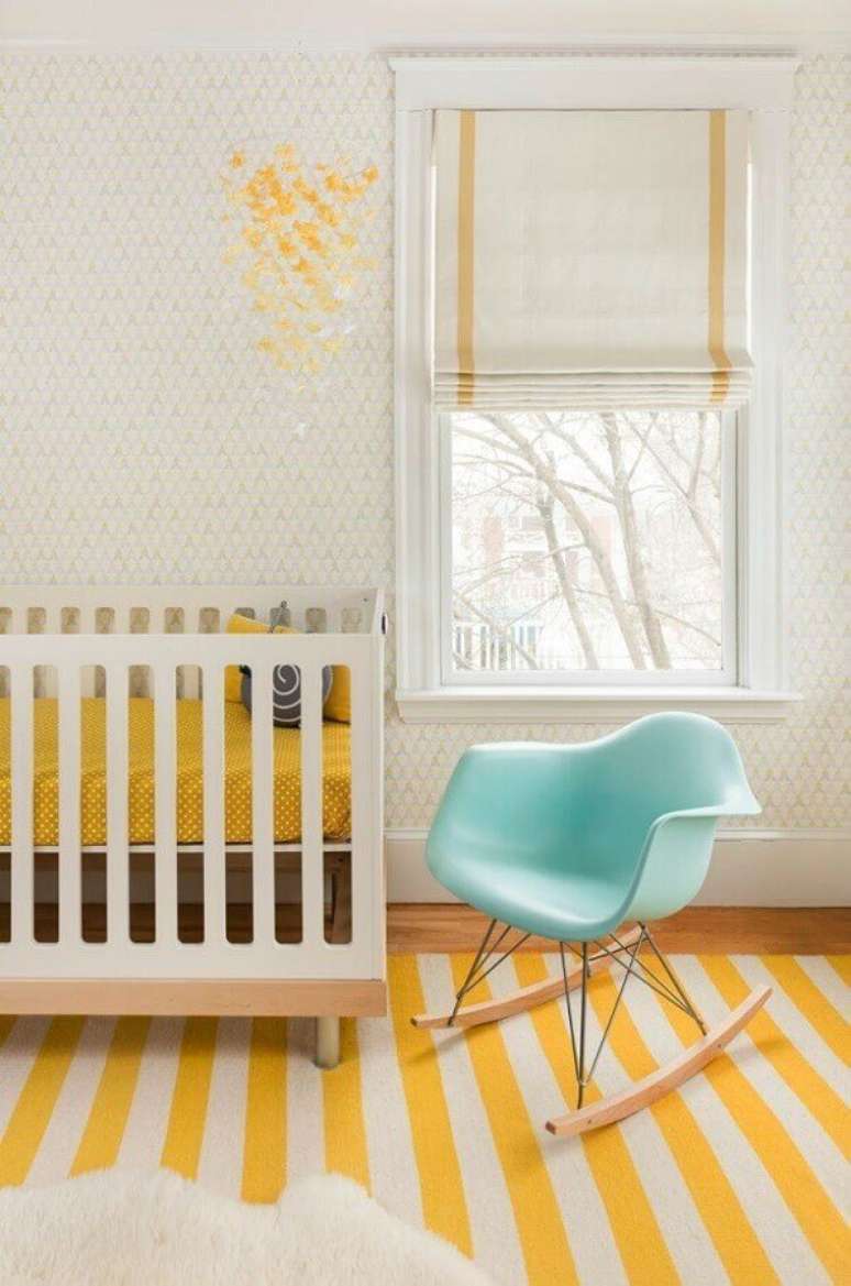 46. Quarto de beb&ecirc; amarelo e branco decorado com cadeira de balan&ccedil;o verde &aacute;gua e tapete listrado &ndash; Foto: Mandarina Studio
