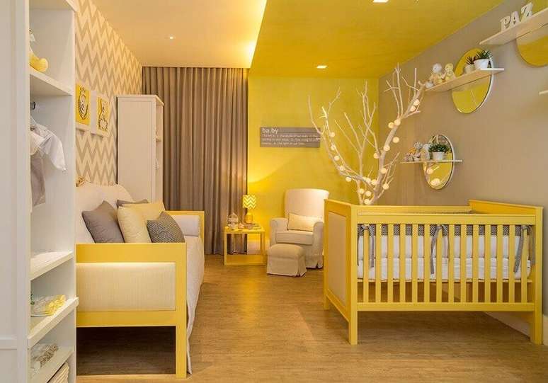 47. Quarto de bebê amarelo decorado com papel de parede chevron cinza e branco – Foto: MondoDesign