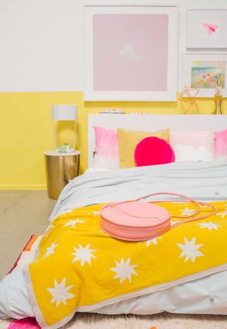 51. Decoração de quarto de menina amarelo e branco com detalhes em tons de rosa – Foto: Ideias Decor