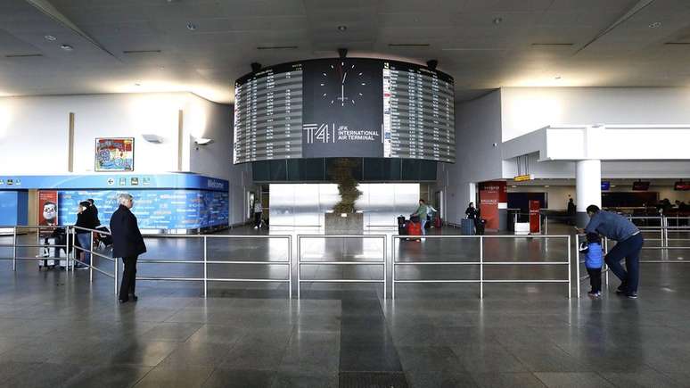 Aeroporto vazio em Nova York: pandemia tem tido impacto negativo forte sobre a indústria do turismo