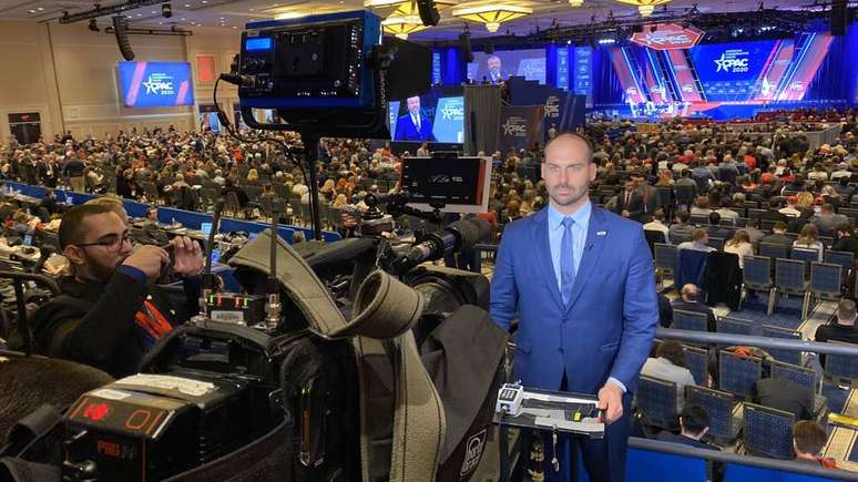 Deputado federal Eduardo Bolsonaro (PSL-SP) esteve na CPAC; senador norte-americano que esteve na conferência se colocou em quarentena 