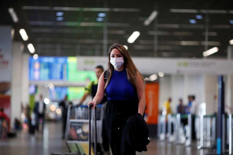 Passageira usa máscara no aeroporto de Brasília
11/03/2020
REUTERS/Adriano Machado