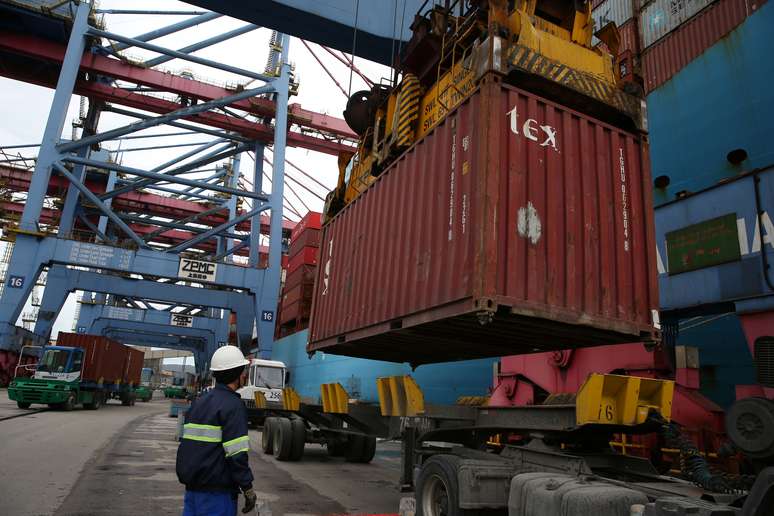 Cont&ecirc;iner &eacute; transportado no Porto de Santos
23/09/2019
REUTERS/Amanda Perobelli