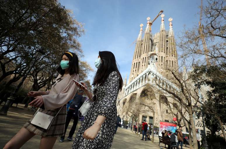 Turistas usam m&aacute;scaras perto da bas&iacute;lica da Sagrada Fam&iacute;lia, em Barcelona
12/03/2020
REUTERS/Nacho Doce