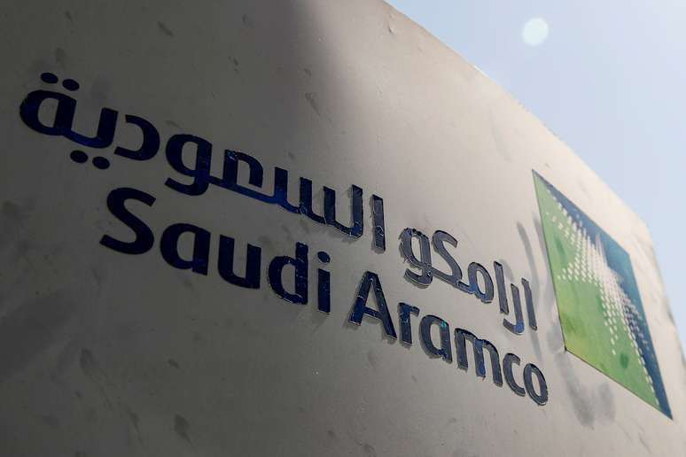 Logo da Saudi Aramco em instala&ccedil;&atilde;o de petr&oacute;leo em Khurais, Ar&aacute;bia Saudita 
12/10/2019
REUTERS/Maxim Shemetov