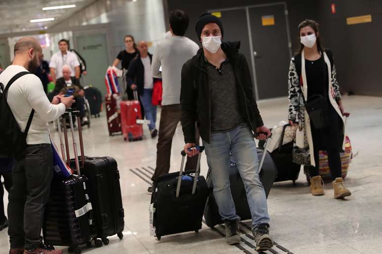 Pessoas com m&aacute;scaras de prote&ccedil;&atilde;o contra o coronav&iacute;rus no aeroporto de Guarulhos, SP 
29/02/2020
REUTERS/Amanda Perobelli