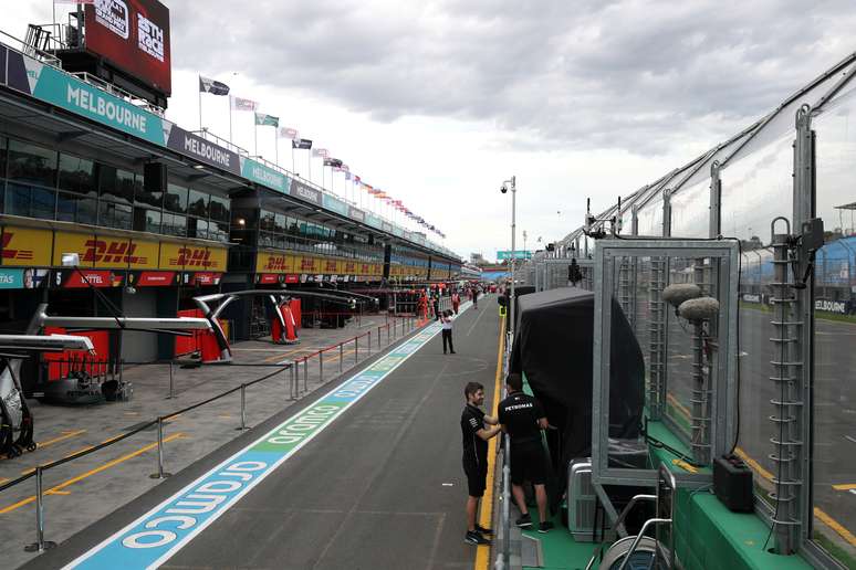 Boxes do circuito de Albert Park, em Melbourne, com movimenta&ccedil;&atilde;o reduzida na semana do agora cancelado GP da Austr&aacute;lia 
13/03/2020
REUTERS/Loren Elliott