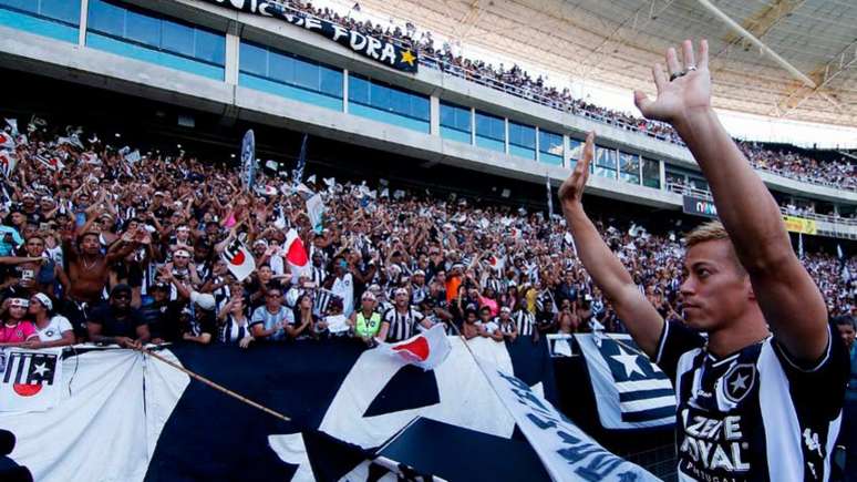 Keisuke Honda e a torcida do Botafogo (Foto: Vítor Silva/Botafogo)